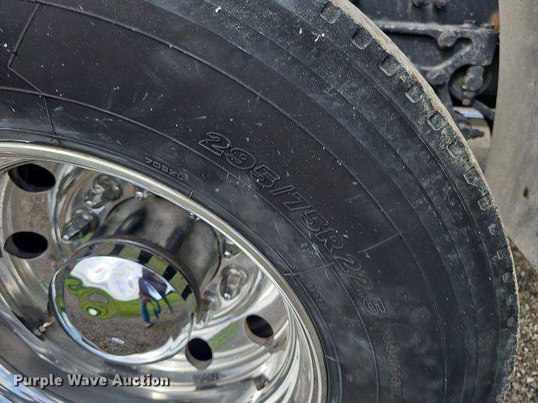 image for item DP1006 2007 Peterbilt 379 semi truck