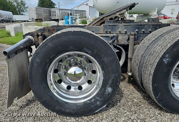 image for item DP1006 2007 Peterbilt 379 semi truck