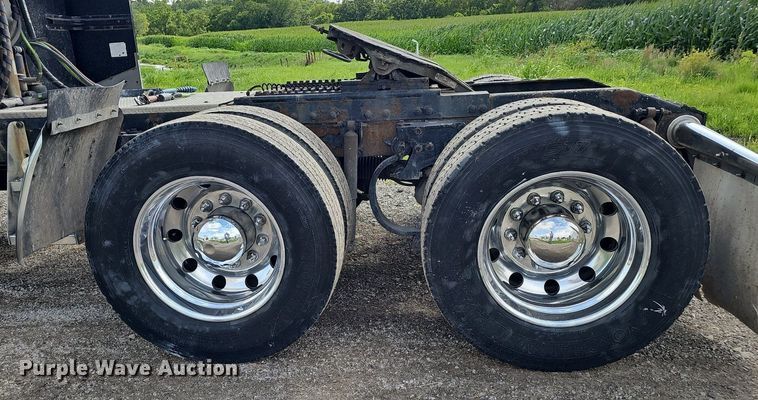 image for item DP1006 2007 Peterbilt 379 semi truck