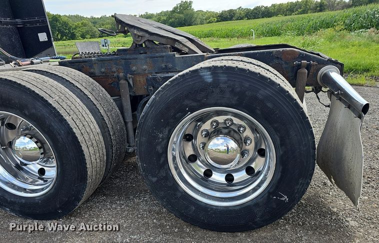 image for item DP1006 2007 Peterbilt 379 semi truck