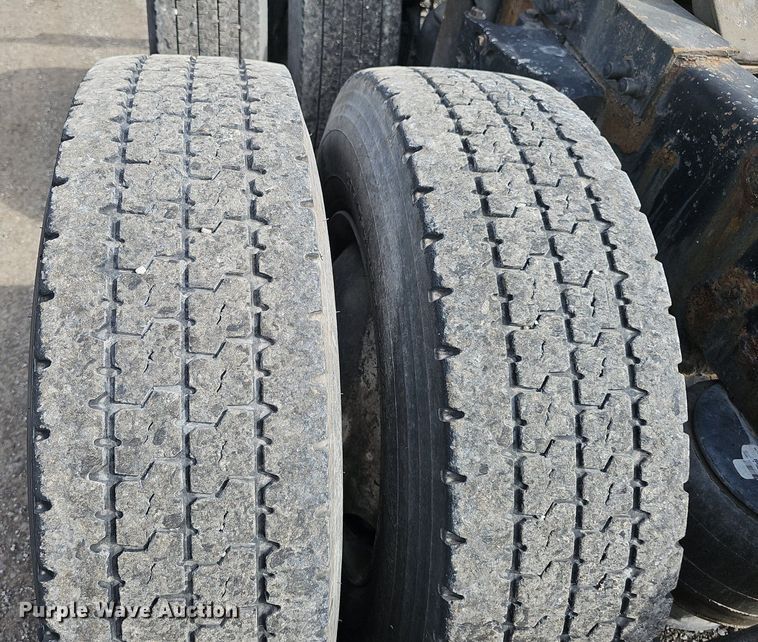 image for item DP1006 2007 Peterbilt 379 semi truck