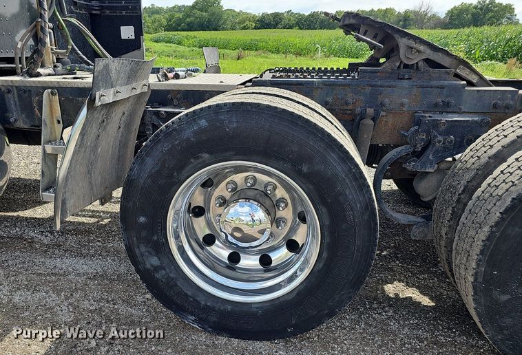 image for item DP1006 2007 Peterbilt 379 semi truck