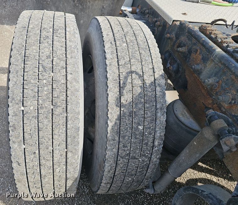 image for item DP1006 2007 Peterbilt 379 semi truck