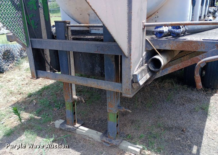 image for item DP1165 2006 Strace Dual flatbed trailer