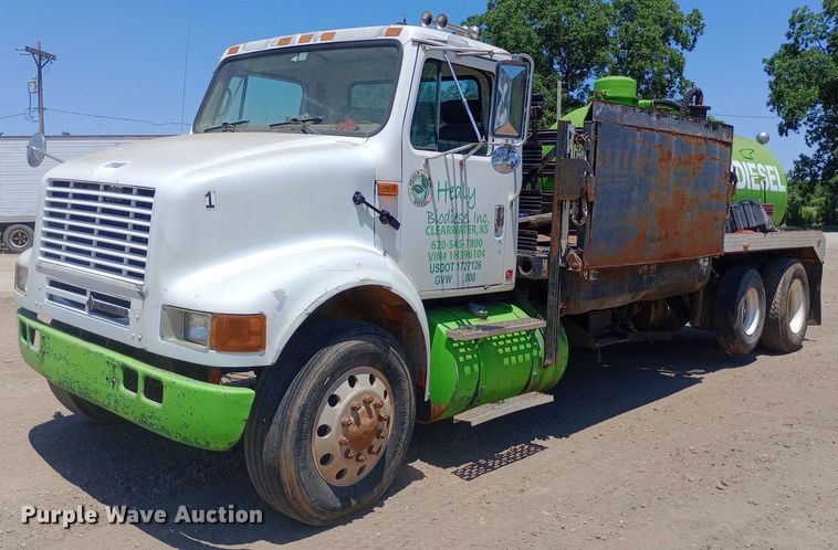image for item DP1166 2001 International  8100 4x2 vacuum truck