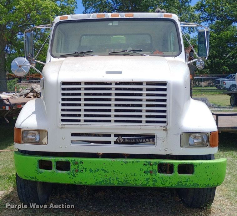 image for item DP1166 2001 International  8100 4x2 vacuum truck