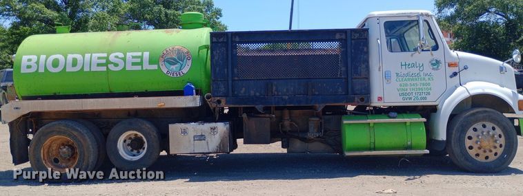 image for item DP1166 2001 International  8100 4x2 vacuum truck