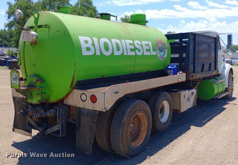 image for item DP1166 2001 International  8100 4x2 vacuum truck