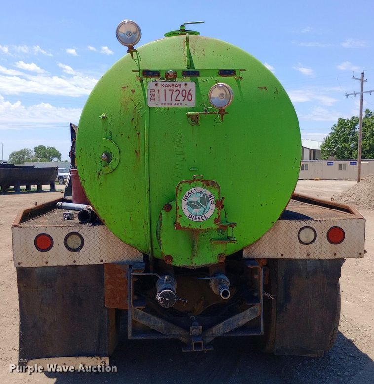 image for item DP1166 2001 International  8100 4x2 vacuum truck