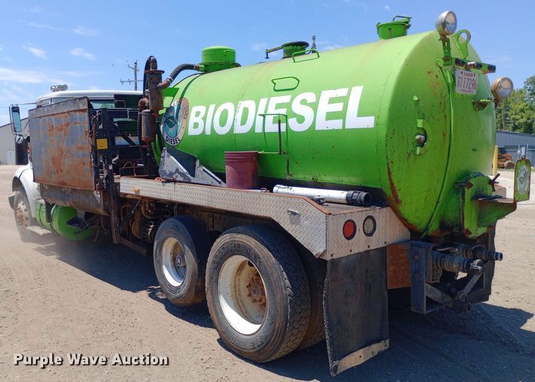 image for item DP1166 2001 International  8100 4x2 vacuum truck