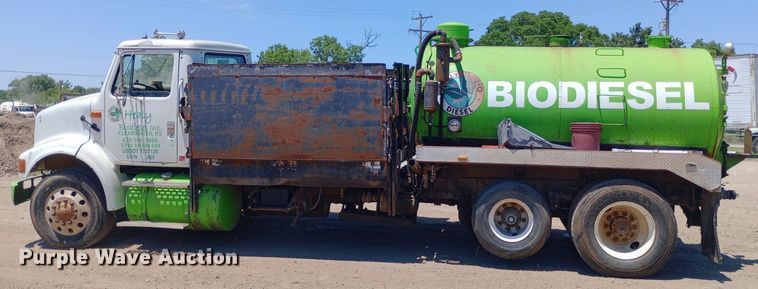 image for item DP1166 2001 International  8100 4x2 vacuum truck