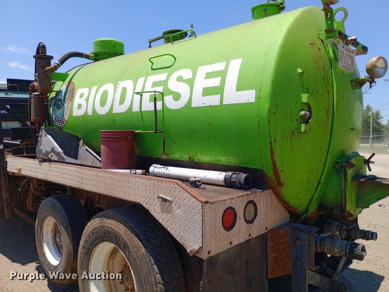 image for item DP1166 2001 International  8100 4x2 vacuum truck