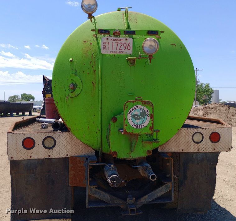 image for item DP1166 2001 International  8100 4x2 vacuum truck