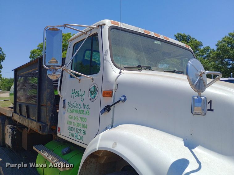 image for item DP1166 2001 International  8100 4x2 vacuum truck