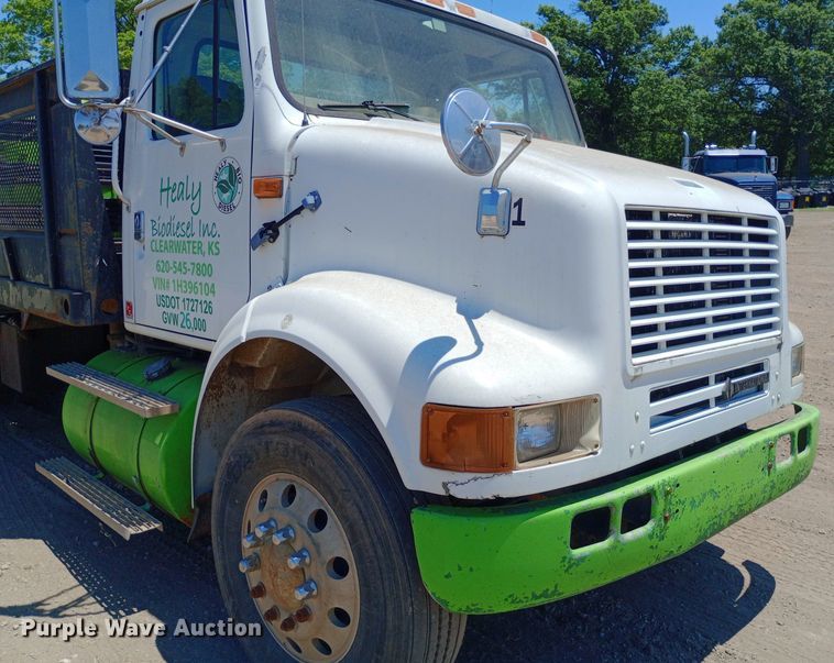 image for item DP1166 2001 International  8100 4x2 vacuum truck