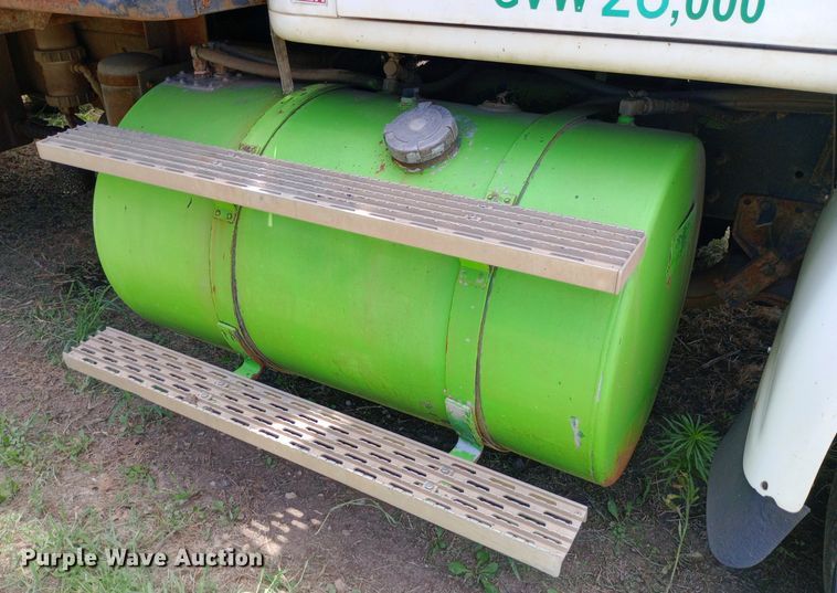 image for item DP1166 2001 International  8100 4x2 vacuum truck