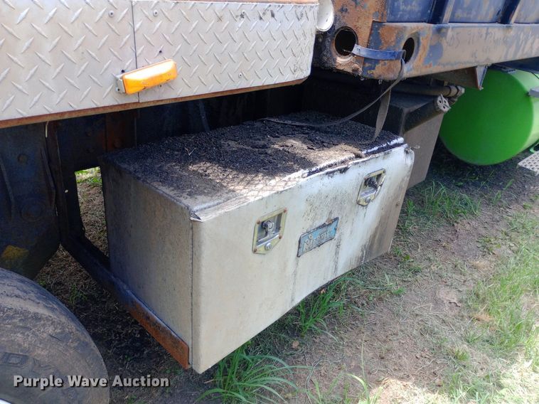 image for item DP1166 2001 International  8100 4x2 vacuum truck