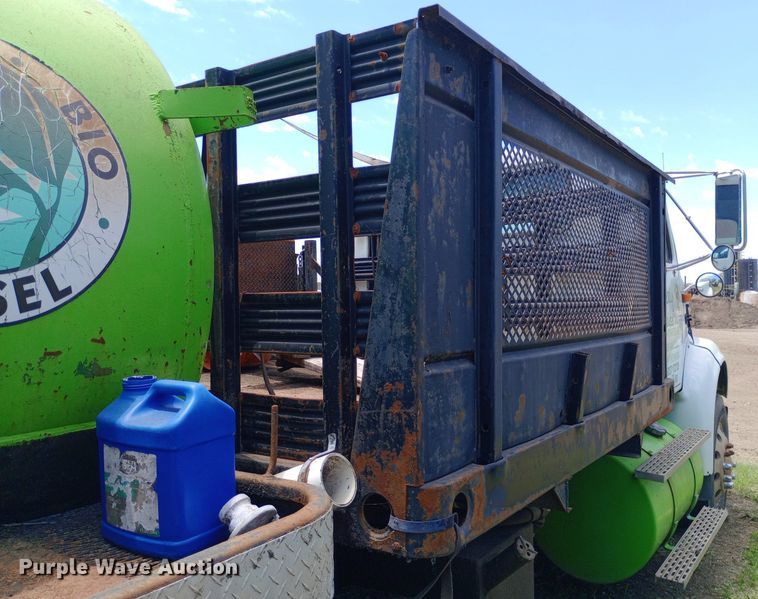 image for item DP1166 2001 International  8100 4x2 vacuum truck