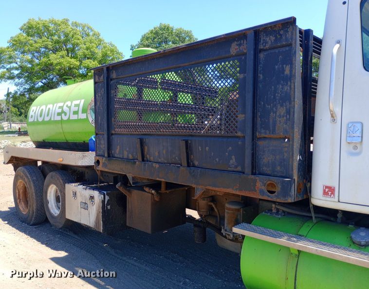 image for item DP1166 2001 International  8100 4x2 vacuum truck