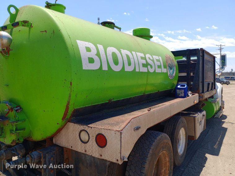 image for item DP1166 2001 International  8100 4x2 vacuum truck