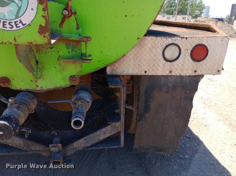 image for item DP1166 2001 International  8100 4x2 vacuum truck