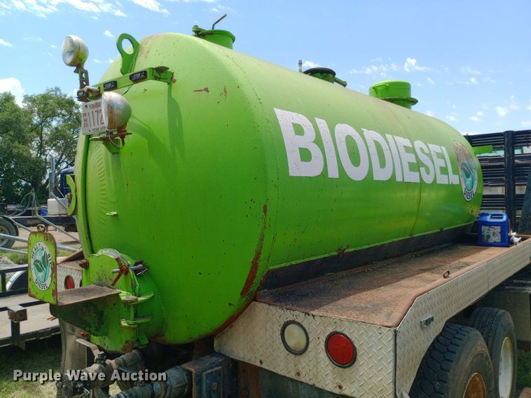 image for item DP1166 2001 International  8100 4x2 vacuum truck