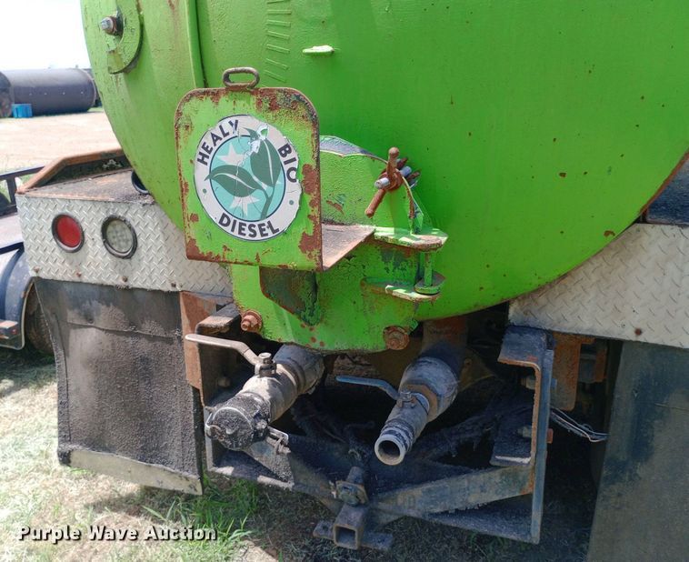 image for item DP1166 2001 International  8100 4x2 vacuum truck