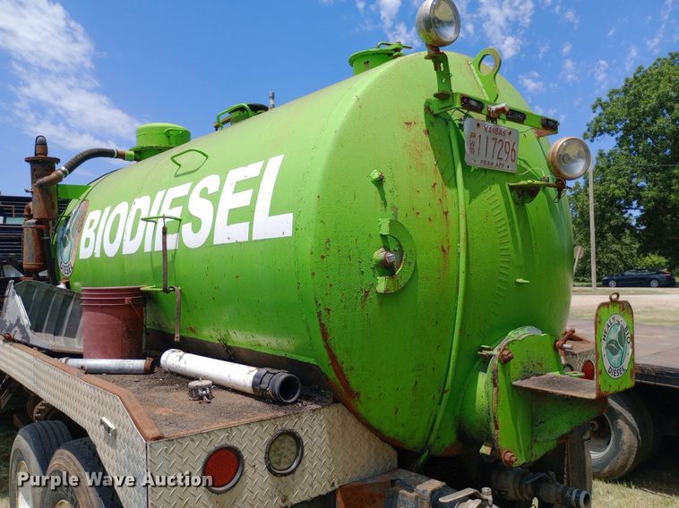 image for item DP1166 2001 International  8100 4x2 vacuum truck