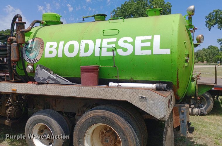 image for item DP1166 2001 International  8100 4x2 vacuum truck