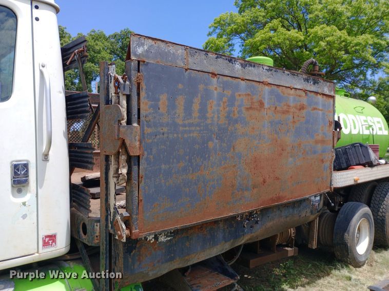 image for item DP1166 2001 International  8100 4x2 vacuum truck