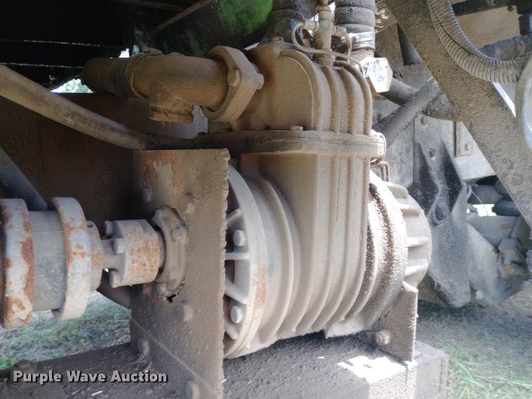 image for item DP1166 2001 International  8100 4x2 vacuum truck