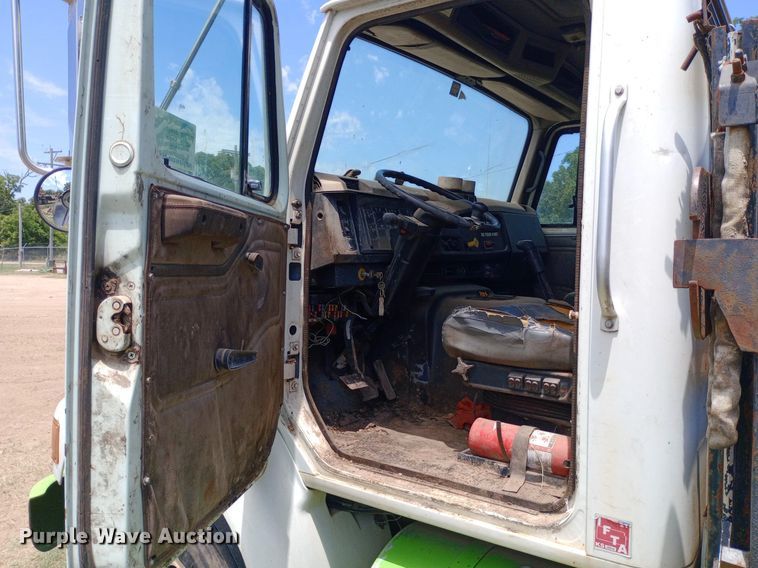 image for item DP1166 2001 International  8100 4x2 vacuum truck