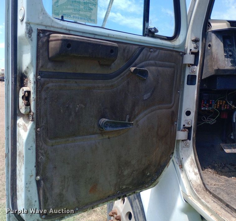 image for item DP1166 2001 International  8100 4x2 vacuum truck