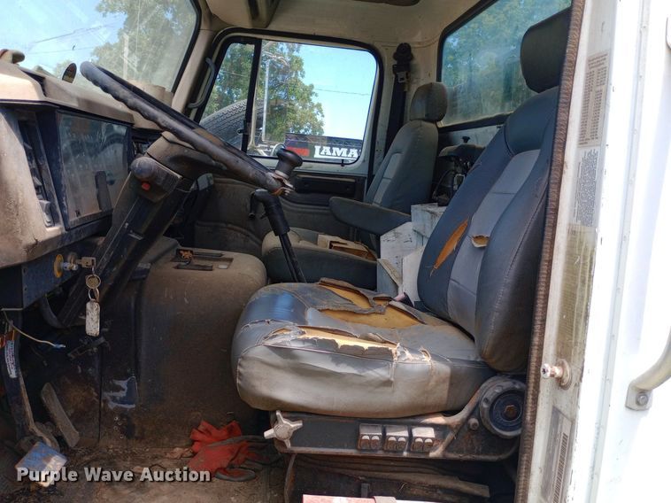 image for item DP1166 2001 International  8100 4x2 vacuum truck