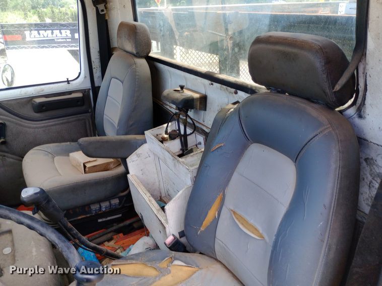 image for item DP1166 2001 International  8100 4x2 vacuum truck