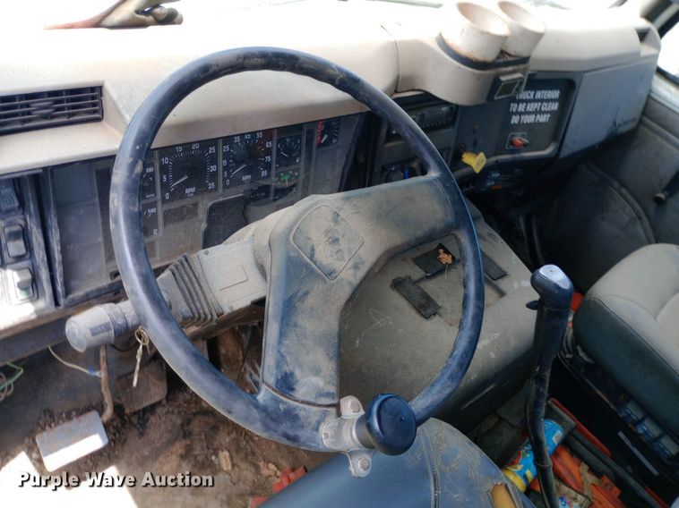 image for item DP1166 2001 International  8100 4x2 vacuum truck