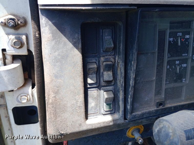 image for item DP1166 2001 International  8100 4x2 vacuum truck