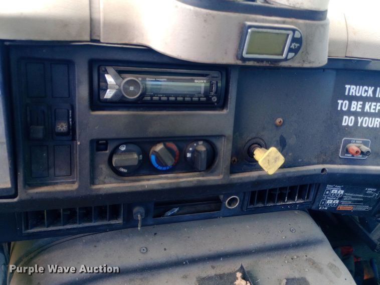 image for item DP1166 2001 International  8100 4x2 vacuum truck