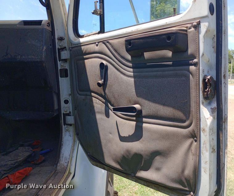 image for item DP1166 2001 International  8100 4x2 vacuum truck