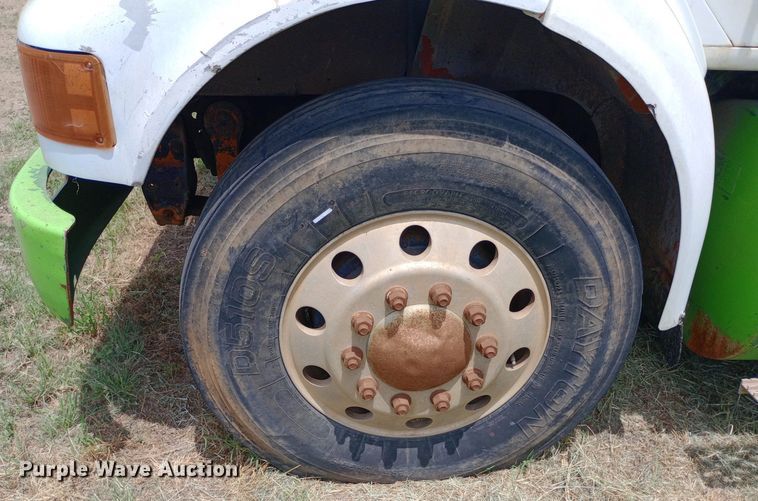 image for item DP1166 2001 International  8100 4x2 vacuum truck