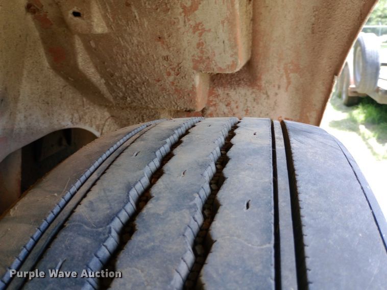 image for item DP1166 2001 International  8100 4x2 vacuum truck