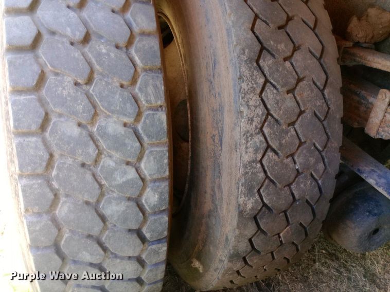 image for item DP1166 2001 International  8100 4x2 vacuum truck