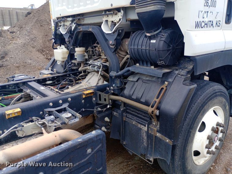 image for item DP1181 2018 Isuzu FTR truck cab and chassis