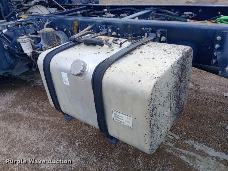 image for item DP1181 2018 Isuzu FTR truck cab and chassis