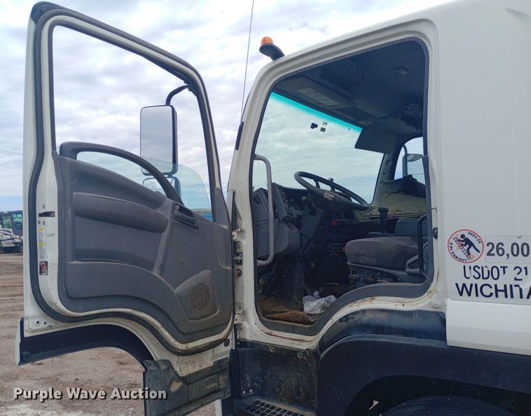 image for item DP1181 2018 Isuzu FTR truck cab and chassis