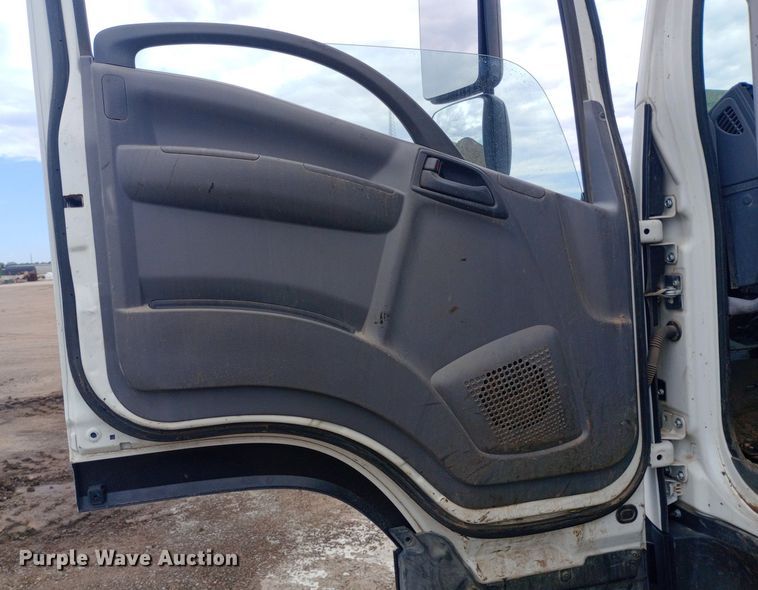 image for item DP1181 2018 Isuzu FTR truck cab and chassis