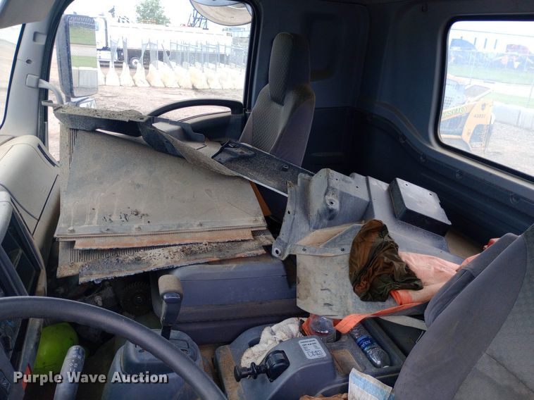 image for item DP1181 2018 Isuzu FTR truck cab and chassis