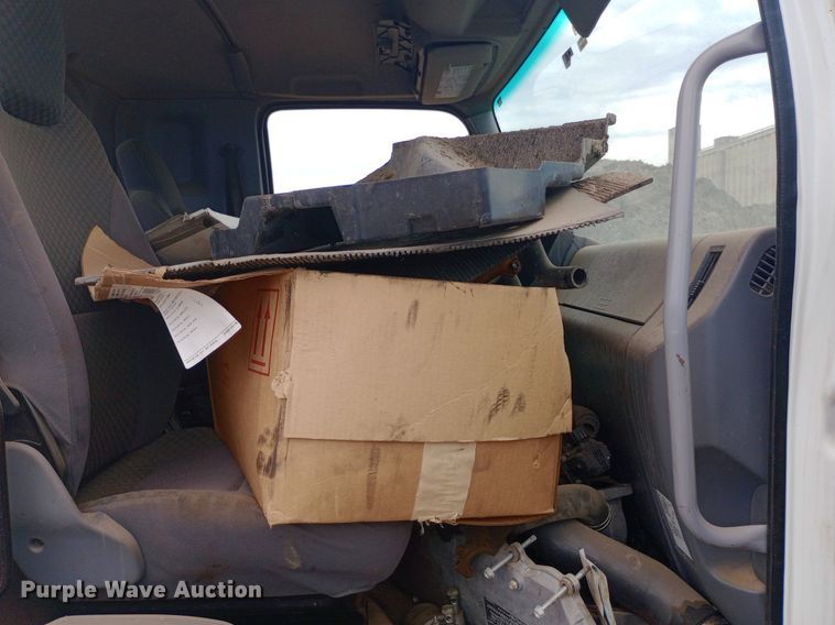 image for item DP1181 2018 Isuzu FTR truck cab and chassis