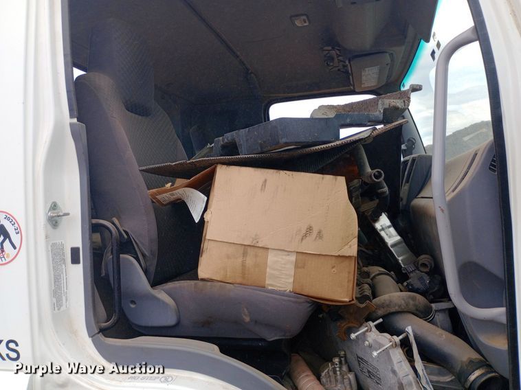 image for item DP1181 2018 Isuzu FTR truck cab and chassis