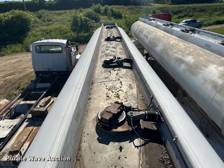 image for item DP8396 1990 Heil  tank trailer